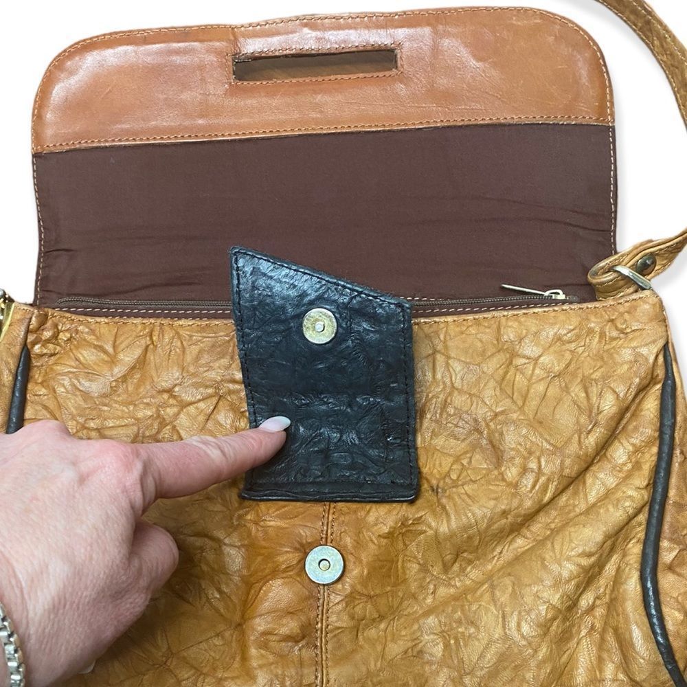 Zimbabwe brown leather crossbody with black trim snap closure two zip pockets - Picture 3 of 7